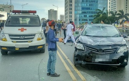 Hà Nội: Ô tô đâm hàng loạt xe máy trên cầu vượt Nguyễn Chí Thanh, 4 người bị thương nặng