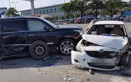 Hà Nội: Siêu xe Cadillac văng bánh, bung túi khí sau va chạm với taxi ở sân bay Nội Bài