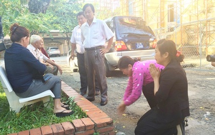 Mẹ bị cáo Vũ Văn Tiến chắp tay quỳ lạy gia đình nạn nhân vụ thảm sát