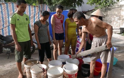 Hà Nội: Người dân xếp hàng chờ đợi lấy từng xô nước sạch giữa ngày nắng nóng