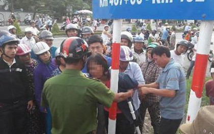 Ôm con nhảy cầu sông Lam, người dân trói tay người mẹ cứu lấy cháu bé