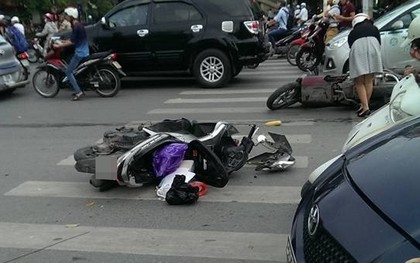 Hà Nội: Tài xế đạp nhầm chân ga, hai người phụ nữ dừng đèn đỏ bị tông nhập viện
