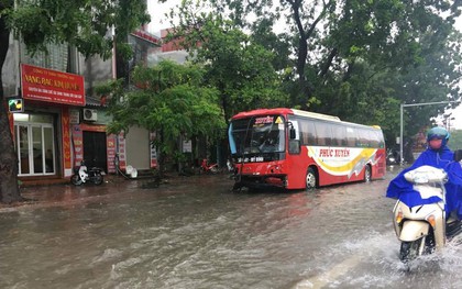 Bị che khuất tầm nhìn vì mưa bão, xe khách gây tai nạn liên hoàn ở Hà Nội