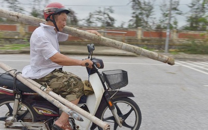 Người dân Nam Định gia cố nhà cửa, đắp bao tải cát trước nhà ứng phó với bão số 3