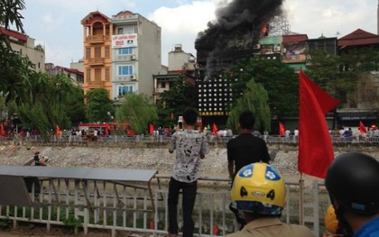 Hà Nội: Cháy dữ dội ở quán karaoke, nhiều người hoảng loạn tháo chạy