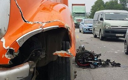Người mẹ gào khóc con bên cạnh chiếc xe máy nát bét sau tai nạn