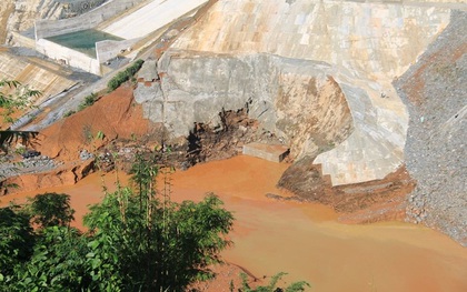 Vỡ cống phụ thủy điện Sông Bung 2: Hàng chục người dân vẫn chưa được tìm thấy