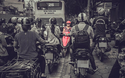 Bức ảnh người phụ nữ đỗ xe máy ngược chiều trên đường Hà Nội gây xôn xao