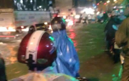 Mưa lớn, nhiều tuyến đường ở Biên Hòa chìm trong biển nước