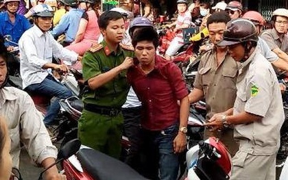 Cô gái dùng nón bảo hiểm đánh tới tấp tên cướp trên đường phố Sài Gòn