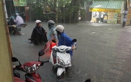 Người mẹ hớt hải lội nước ngập tìm con bị thất lạc trong trận mưa kinh hoàng ở Sài Gòn