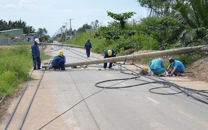 Xe ben kéo đổ 8 cột điện ở Sài Gòn, cô gái trẻ hốt hoảng bỏ chạy