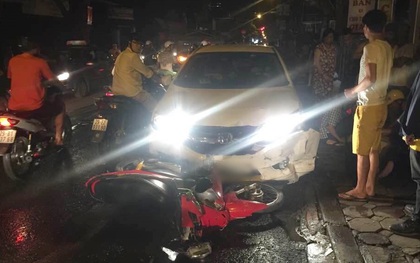 Hà Nội: Ô tô 4 chỗ đâm liên tiếp 3 xe máy trong đêm, 4 người bị thương