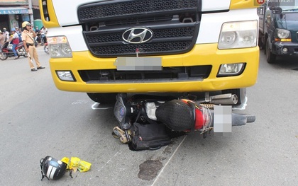 TP HCM: Va chạm với xe tải, cụ ông hơn 70 tuổi ngã văng ra đường