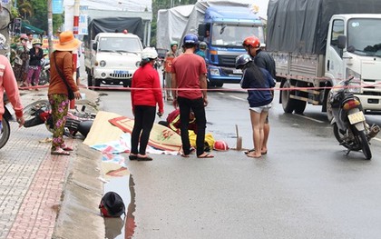 Vợ ngã quỵ bên thi thể chồng bị xe tải cán