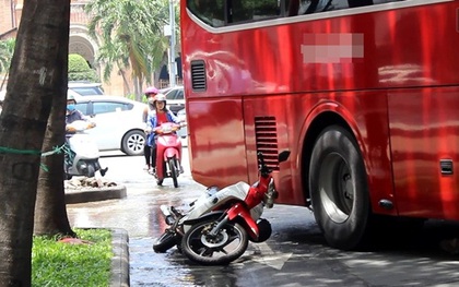 Hàng chục người nước ngoài la hét khi xe khách va chạm với cô gái ở trung tâm Sài Gòn