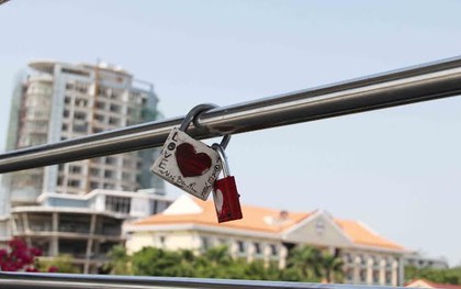 Cắt khóa tình yêu trên cầu đi bộ duy nhất ở miền Tây