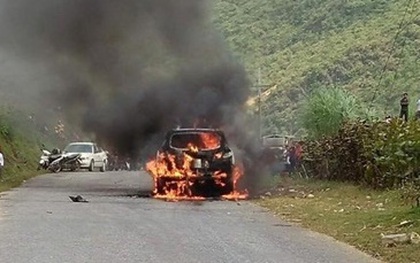 Ô tô cháy ngùn ngụt trên đường đi lễ hội Hoa tam giác mạch ở Đồng Văn
