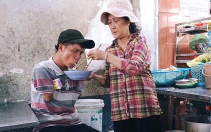 Khoảnh khắc đẹp ở Sài Gòn: Cô chủ quán đút từng miếng bún cho anh bán vé số cụt hai tay