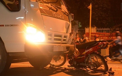 Điều khiển xe máy tông trực diện vào xe tải, đôi nam nữ ở Sài Gòn nguy kịch