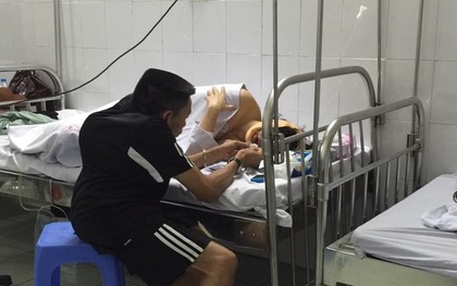 Một tình yêu rất đẹp qua bức ảnh người chồng gù ân cần chăm sóc vợ bên giường bệnh