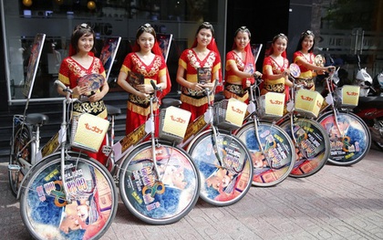Người dân Sài Gòn háo hức trước sự xuất hiện bất ngờ của dàn vũ công Ấn Độ