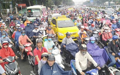 Mưa cả buổi sáng, người Sài Gòn "chôn chân" trên đường đi làm vì ùn tắc