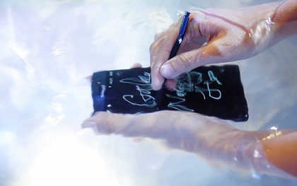 Galaxy Note 7 chào sân ấn tượng dưới nước
