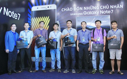 Hàng trăm khách hàng hào hứng ngày đầu tiên nhận Galaxy Note 7