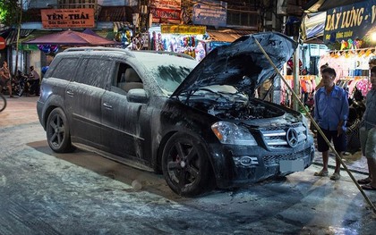 Hà Nội: Ô tô Mercedes bốc cháy ở phố Đồng Xuân