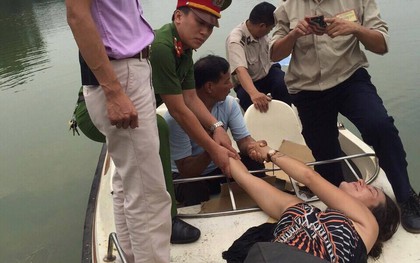 Hà Nội: Nữ du khách nước ngoài bơi ra Tháp Rùa múa hát