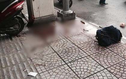 Kinh hoàng người đàn ông bị chém gần đứt lìa tay trên đường phố Sài Gòn