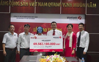Người trúng xổ số gần 70 tỷ ở Sài Gòn đã đeo mặt nạ nhận giải thưởng