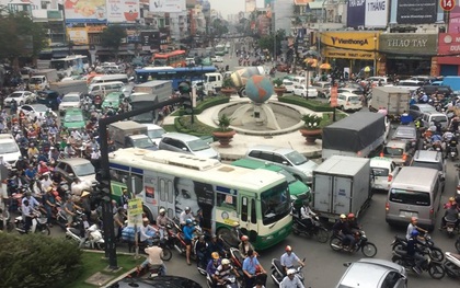 TP. HCM: Ô tô va chạm liên hoàn, cửa ngõ sân bay Tân Sơn Nhất kẹt cứng
