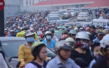 TP. HCM: Xe container tông 2 taxi trên cầu Khánh Hội, giao thông ùn ứ nhiều giờ liền