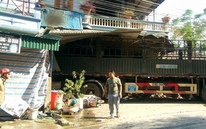 Ô tô tải mất lái lao vào nhà dân, mẹ chồng và con dâu tử vong