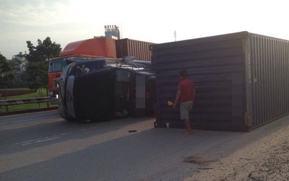 Xe container lật nhào trên cầu vượt, cửa ngõ Sài Gòn kẹt cứng