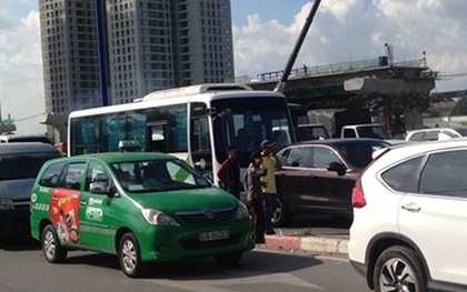 Va chạm liên hoàn trên xa lộ Hà Nội, hàng chục hành khách hoảng loạn