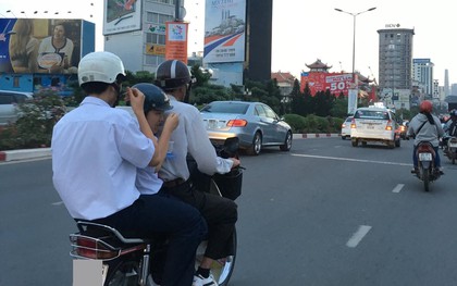 Clip: Học sinh vừa đi đường vừa tranh thủ xúc cơm ăn ngay trên xe máy