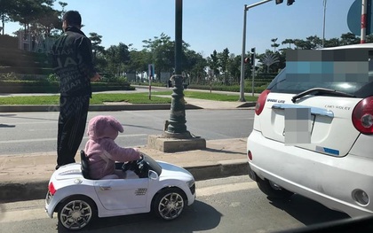 Hà Nội: Ông bố liều lĩnh ngang nhiên cho con "lái xe" ô tô điều khiển từ xa giữa đường