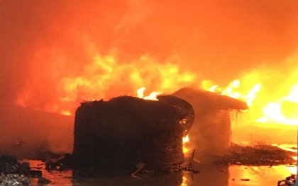 Chùm ảnh: Lửa cháy ngùn ngụt tại kho ván ép rộng 2.000m2 sát đội PCCC Ngọc Hồi