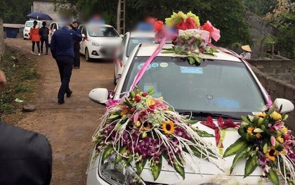 Đám cưới đón dâu bằng đoàn xe taxi cực dễ thương