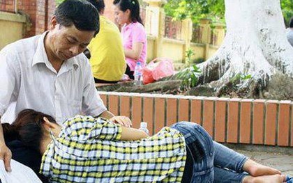 Câu chuyện phía sau bức ảnh bố trông con ngủ trong kỳ thi ĐH 2012