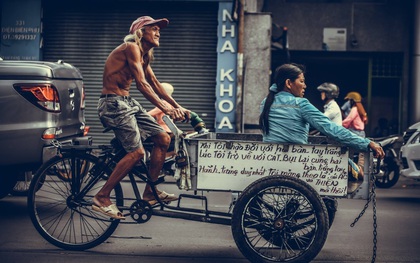 Người Sài Gòn thích thú với hình ảnh cụ ông "trang trí" xe ba gác bằng những triết lý sống sâu sắc