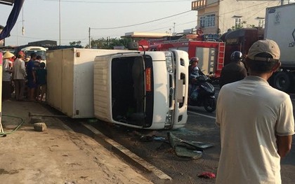 Xe đầu kéo tông ô tô tải bay qua đường, cặp vợ chồng thoát chết hy hữu