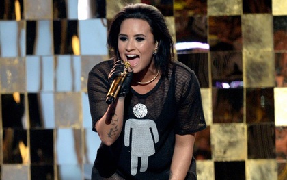 Demi mặc áo ủng hộ người chuyển giới khi biểu diễn tại Billboard Music Awards 2016