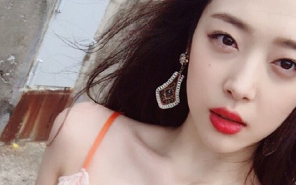 Đóng cửa Instagram, Sulli tiếp tục khoe hình mặc áo ngủ khêu gợi lên Weibo