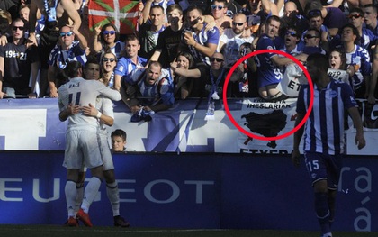 Fan Alaves tụt quần khoe mông chế giễu Ronaldo