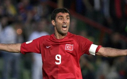 Đội trưởng tuyển Thổ Nhĩ Kỳ về thứ 3 World Cup 2002 bị truy nã vì tội phản quốc