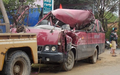 Quảng Nam: Xe khách đâm vào xe tải, hàng chục hành khách hoảng loạn